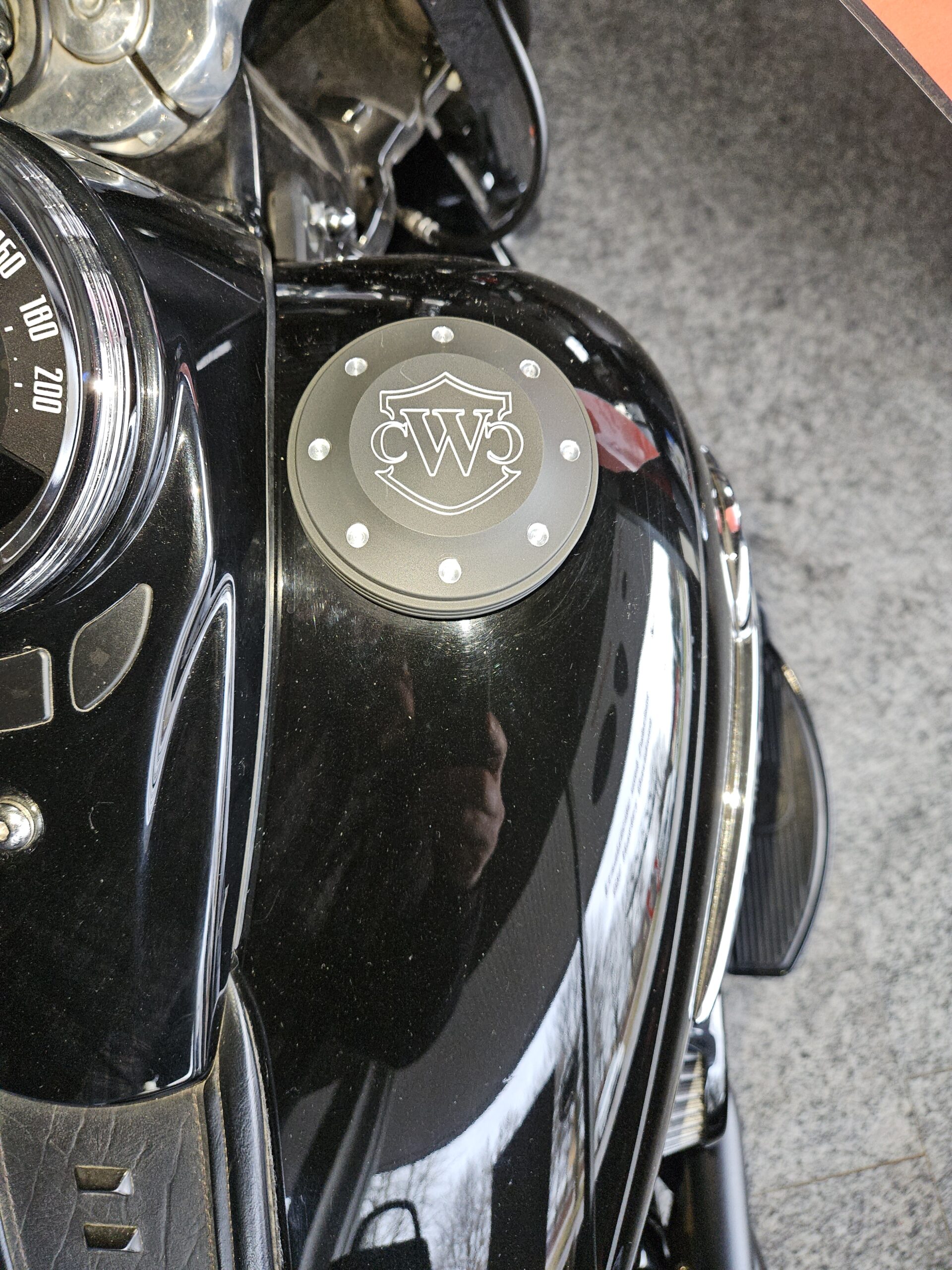 CNC Tankdeckel Cover für Harley Softail Fat Boy Heritage EVO, Twincam, Milwaukee Eight – Bild 3