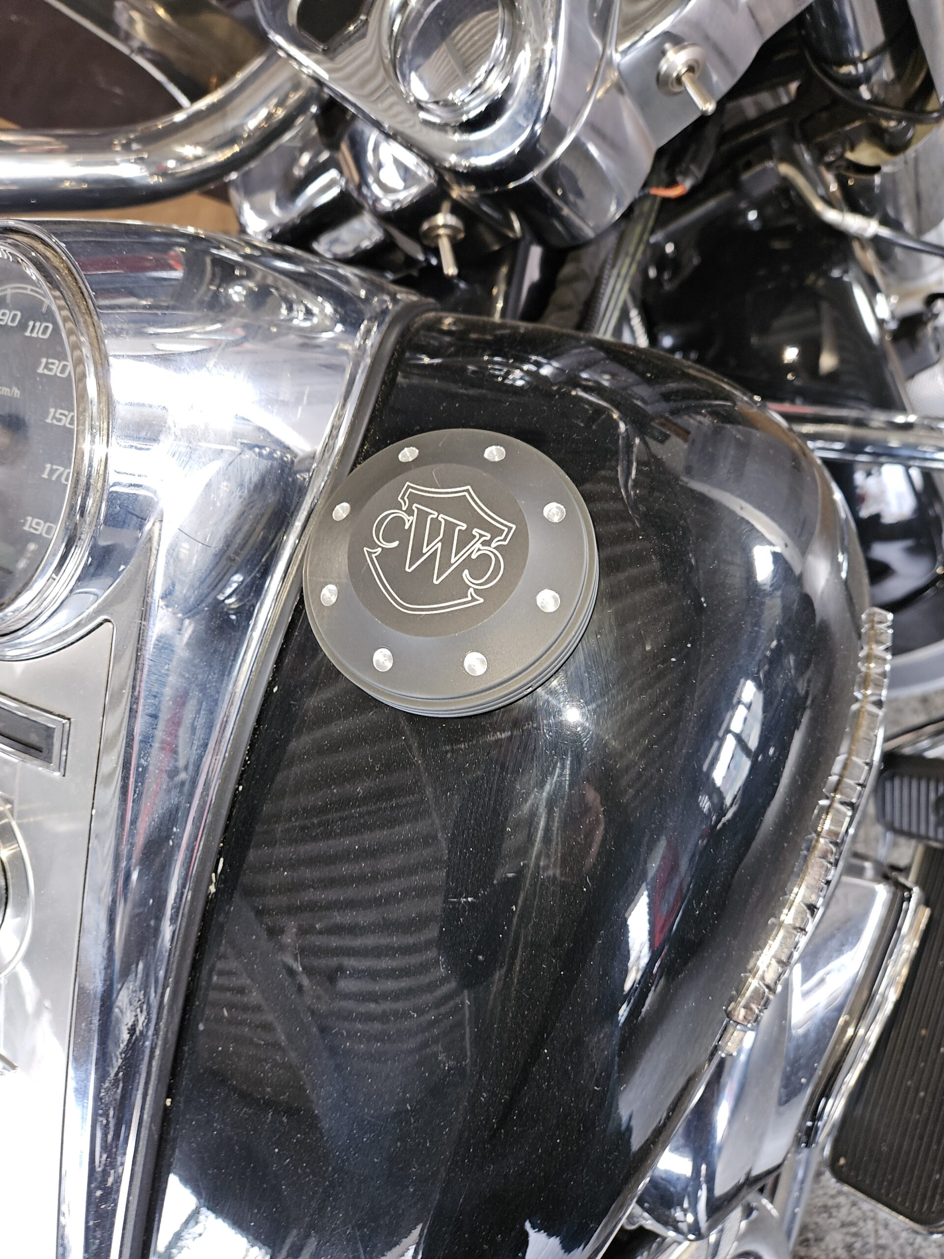 CNC Tankdeckel Cover für Harley Roadking EVO, Twincam, Miwaukee Eight Modelle
