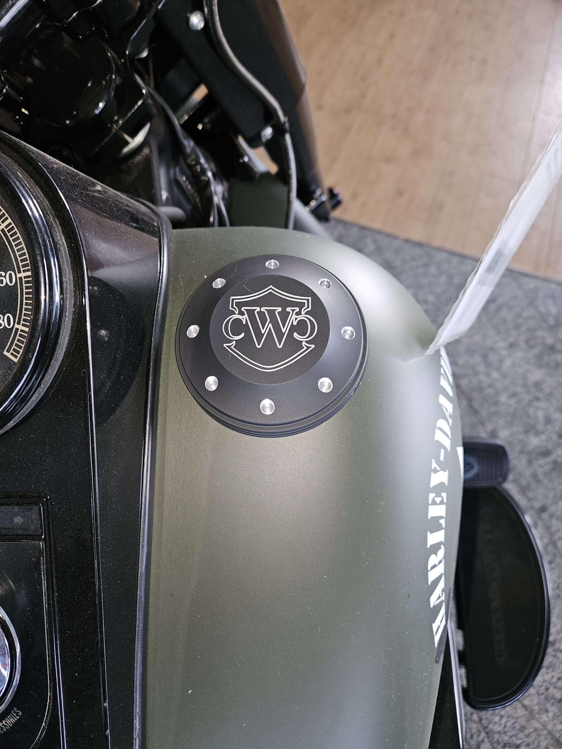 CNC Tankdeckel Cover für Harley Softail Fat Boy Heritage EVO, Twincam, Milwaukee Eight