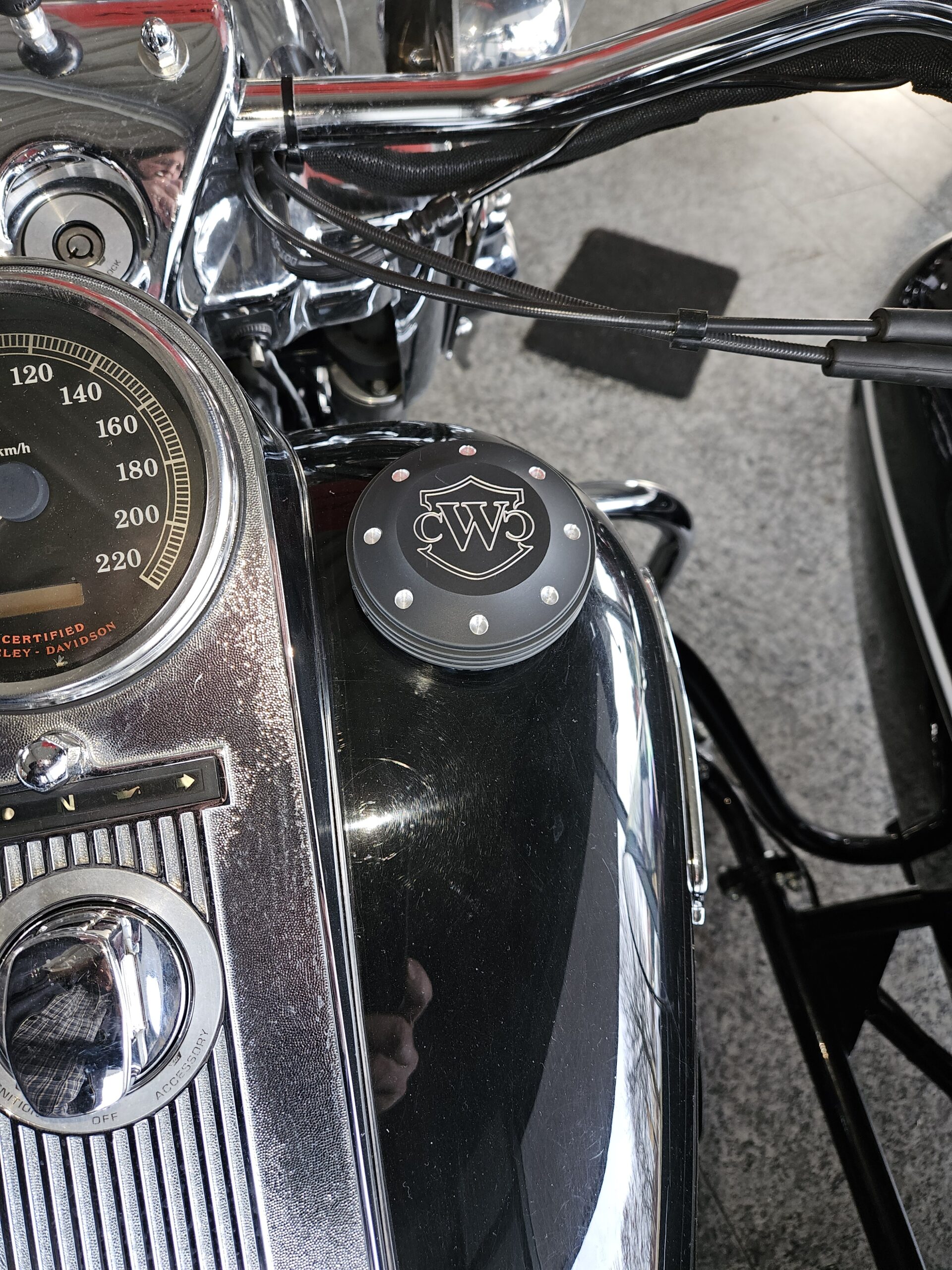 CNC Tankdeckel Cover für Harley Roadking EVO, Twincam, Miwaukee Eight Modelle – Bild 2