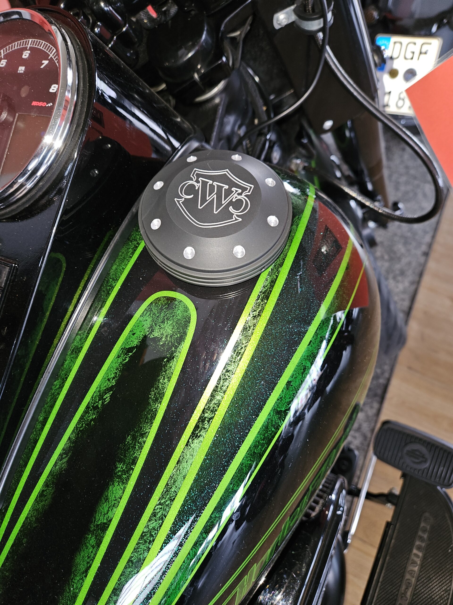 CNC Tankdeckel Cover für Harley Softail Fat Boy Heritage EVO, Twincam, Milwaukee Eight – Bild 2