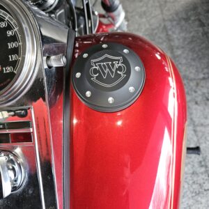 CNC Tankdeckel Cover für Harley Dyna Fat Bob, Street Bob, Wide Glide EVO + TC
