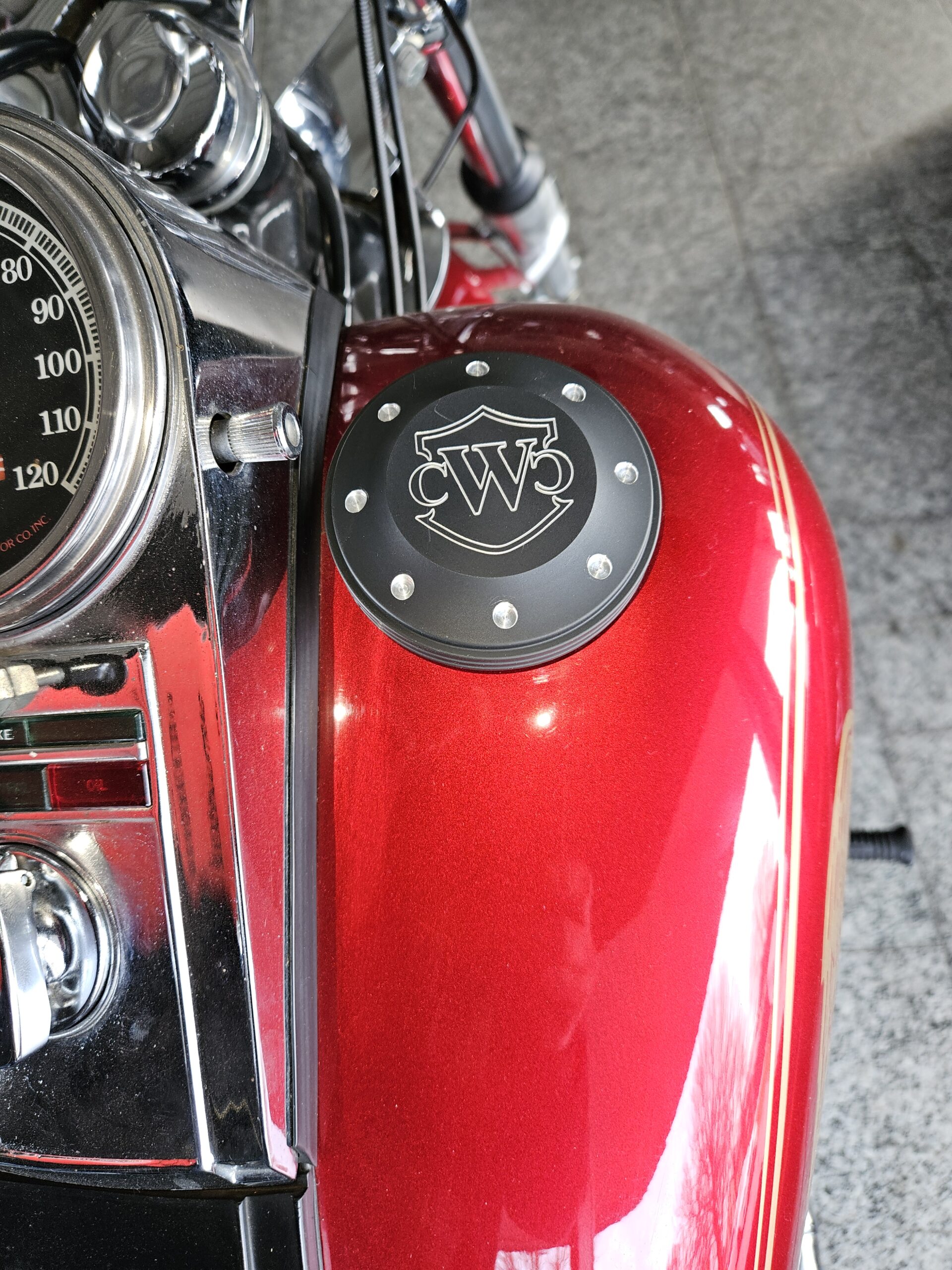 CNC Tankdeckel Cover für Harley Dyna Fat Bob, Street Bob, Wide Glide EVO + TC